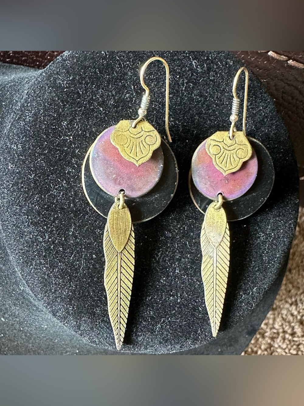 Vintage unique feather dangling earrings.